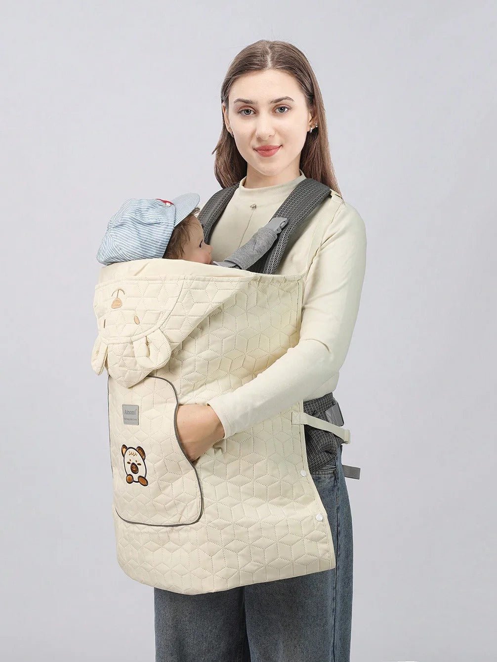 maman avec bebe dans couverture de portage