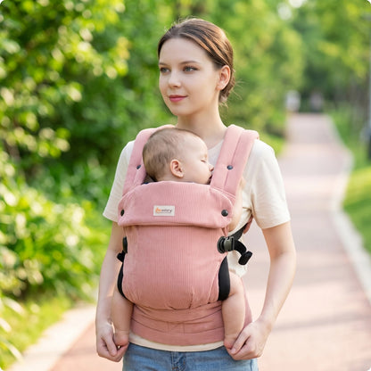 maman avec bebe dans porte bebe 2 ans
