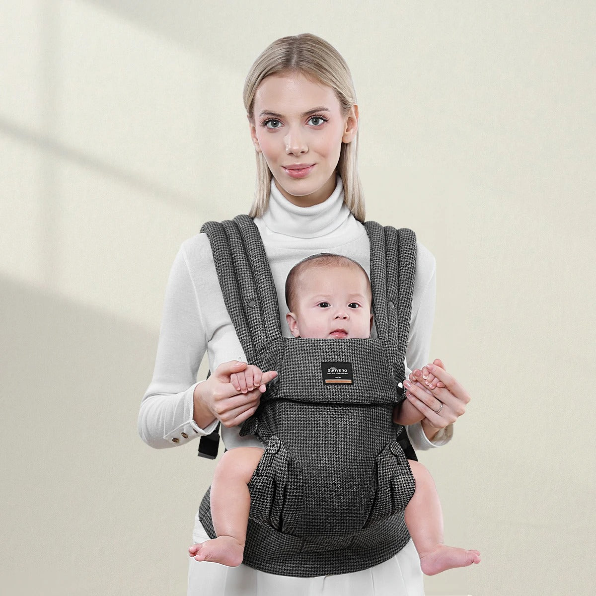 maman avec bebe dans porte bebe naissance