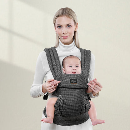 maman avec bebe dans porte bebe naissance