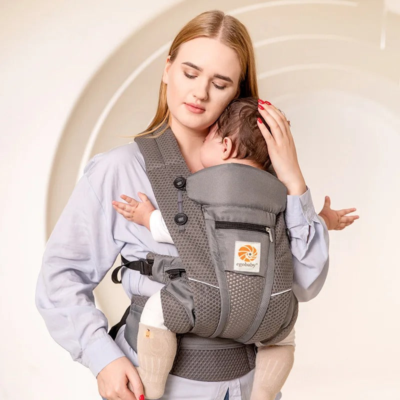 maman avec bebe dans porte bebe physio gris