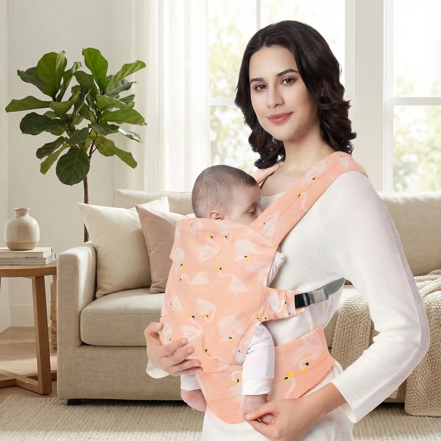 maman avec bebe dans porte bebe physio orange