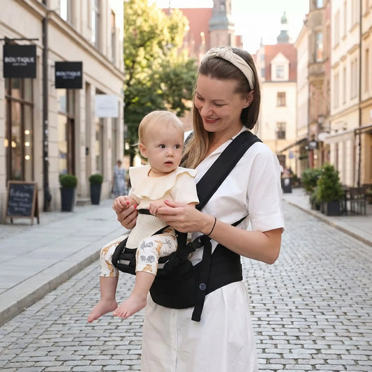 maman avec bebe dans porte bebe physio