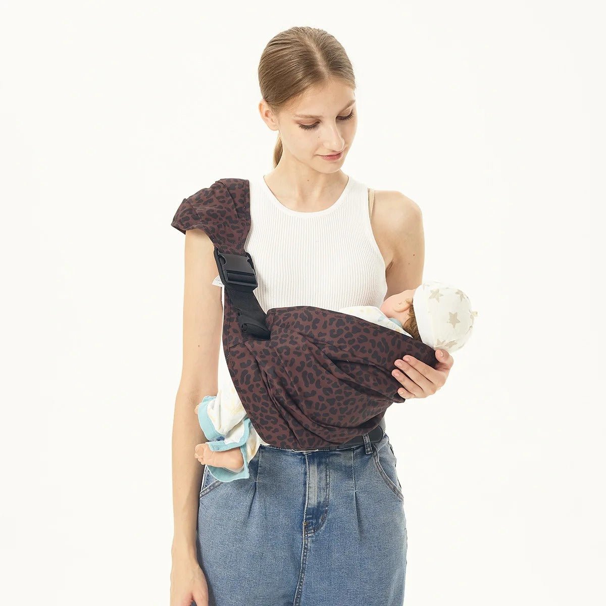 maman avec bebe porte bebe banane leopard