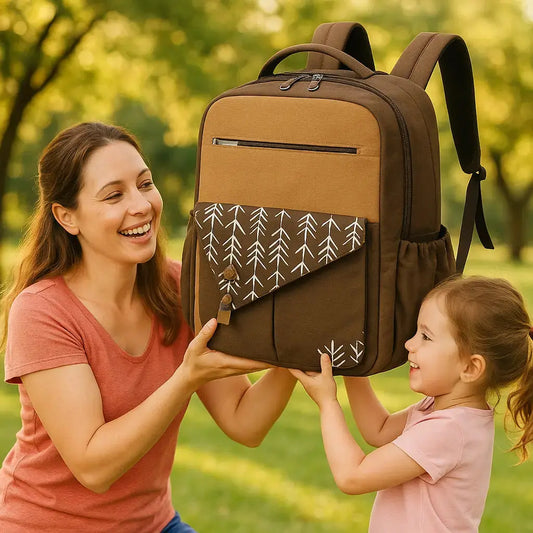 maman avec fille souleve sac a couche brun