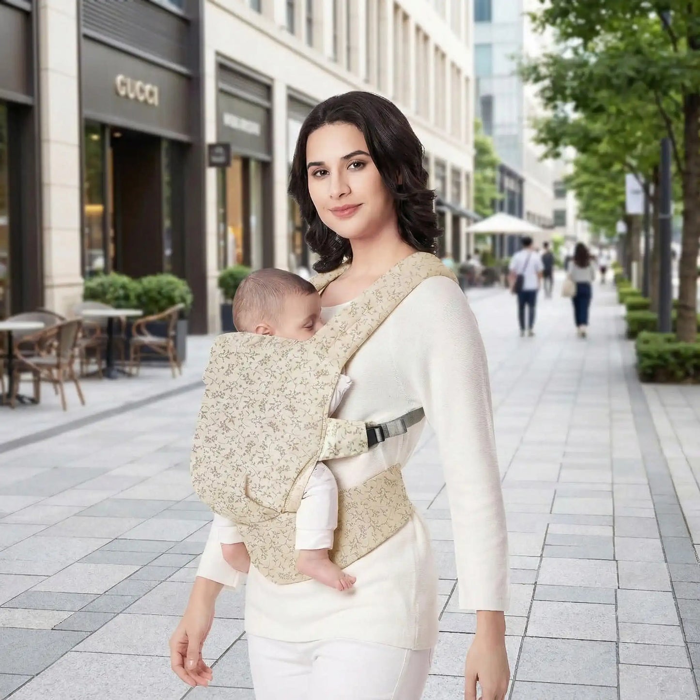 maman avec porte bebe physio naissance mains libre