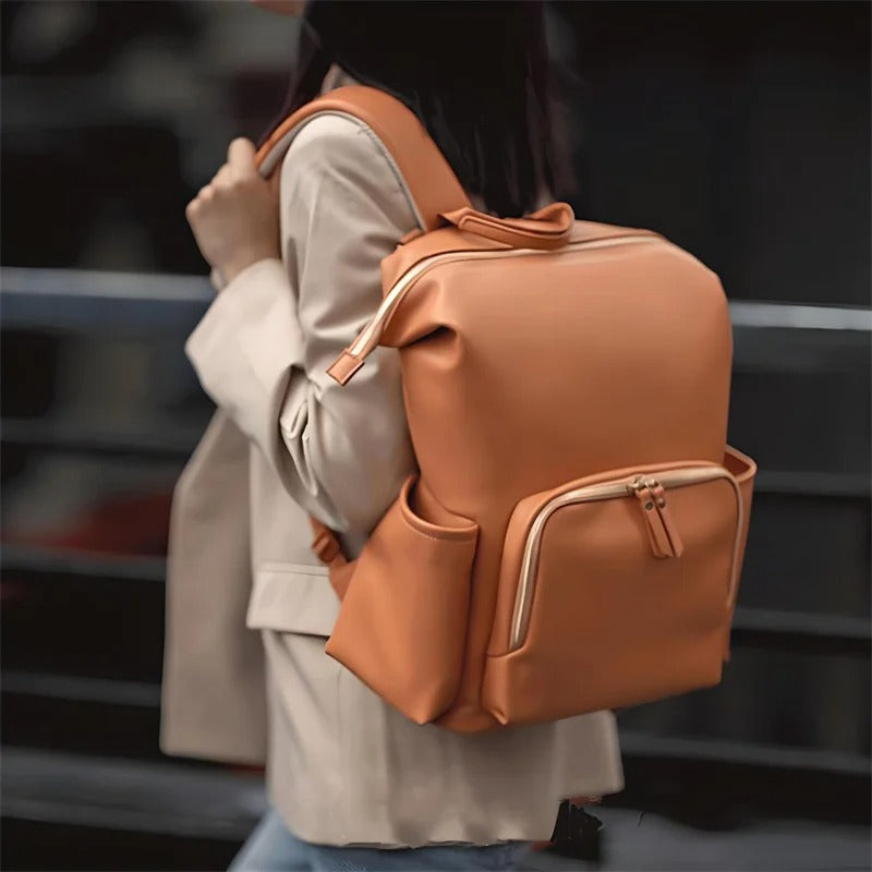 maman avec sac a langer en cuir a dos