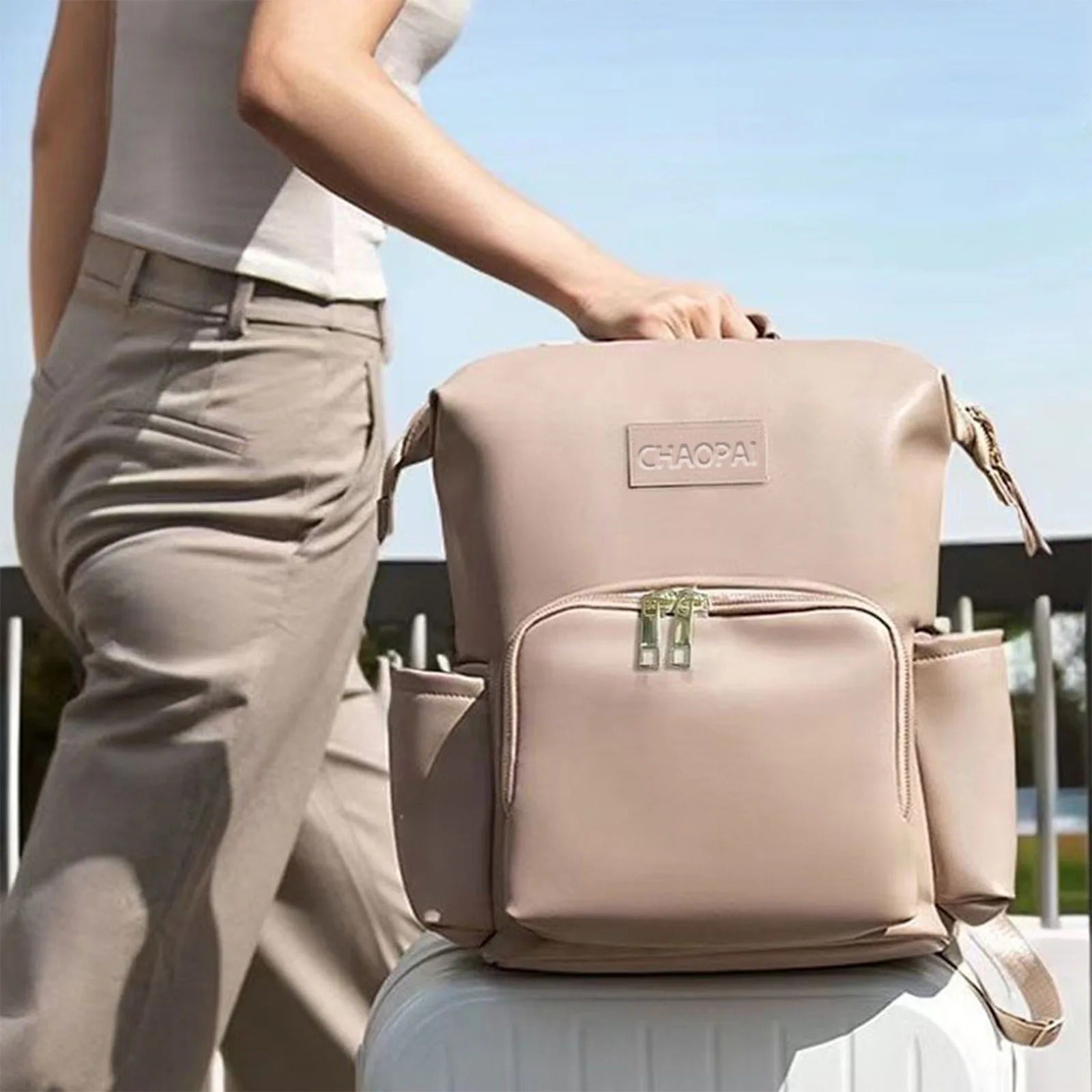 maman avec sac a langer en cuir