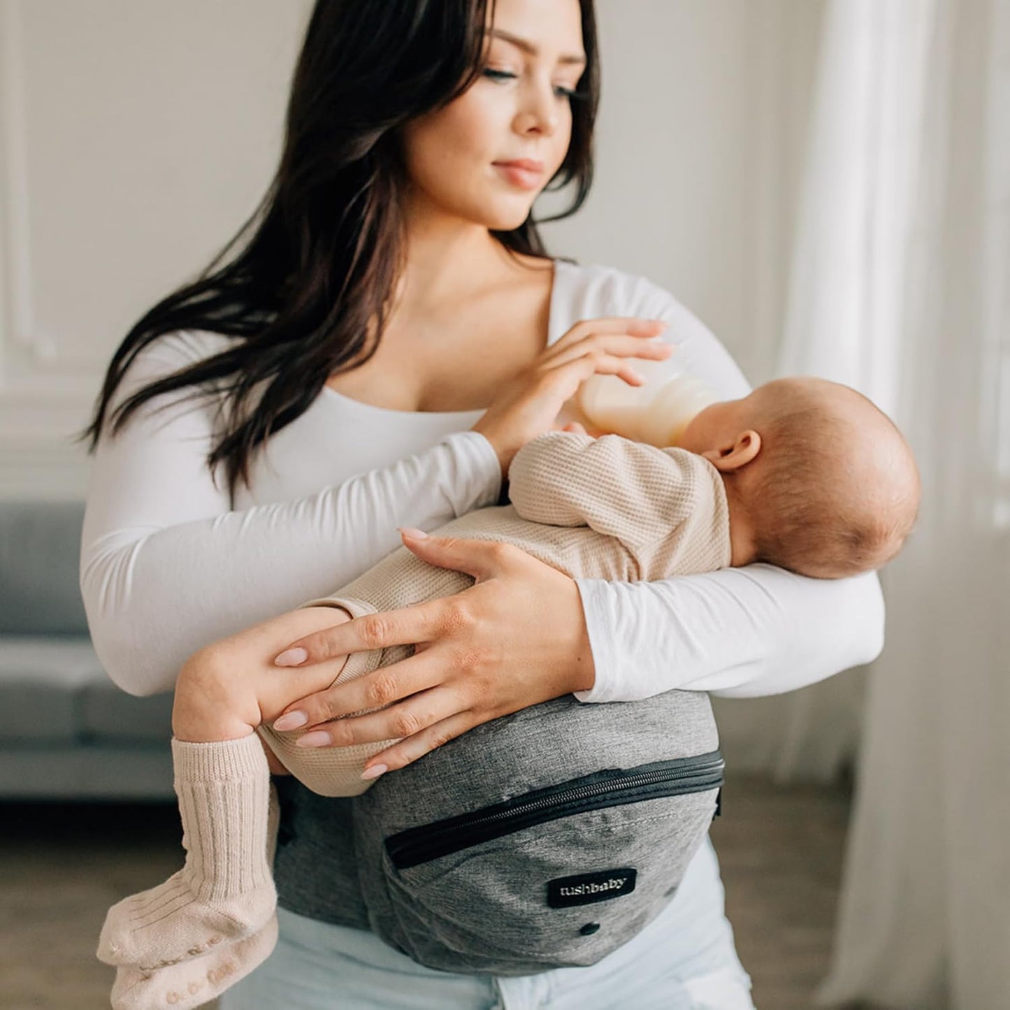 maman bebe dans porte bebe avec assise