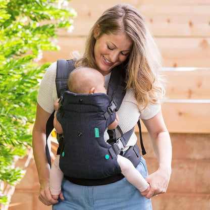 maman bebe dans porte bebe physiologique