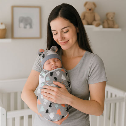 maman bebe enveloppe dans couverture emmaillotage