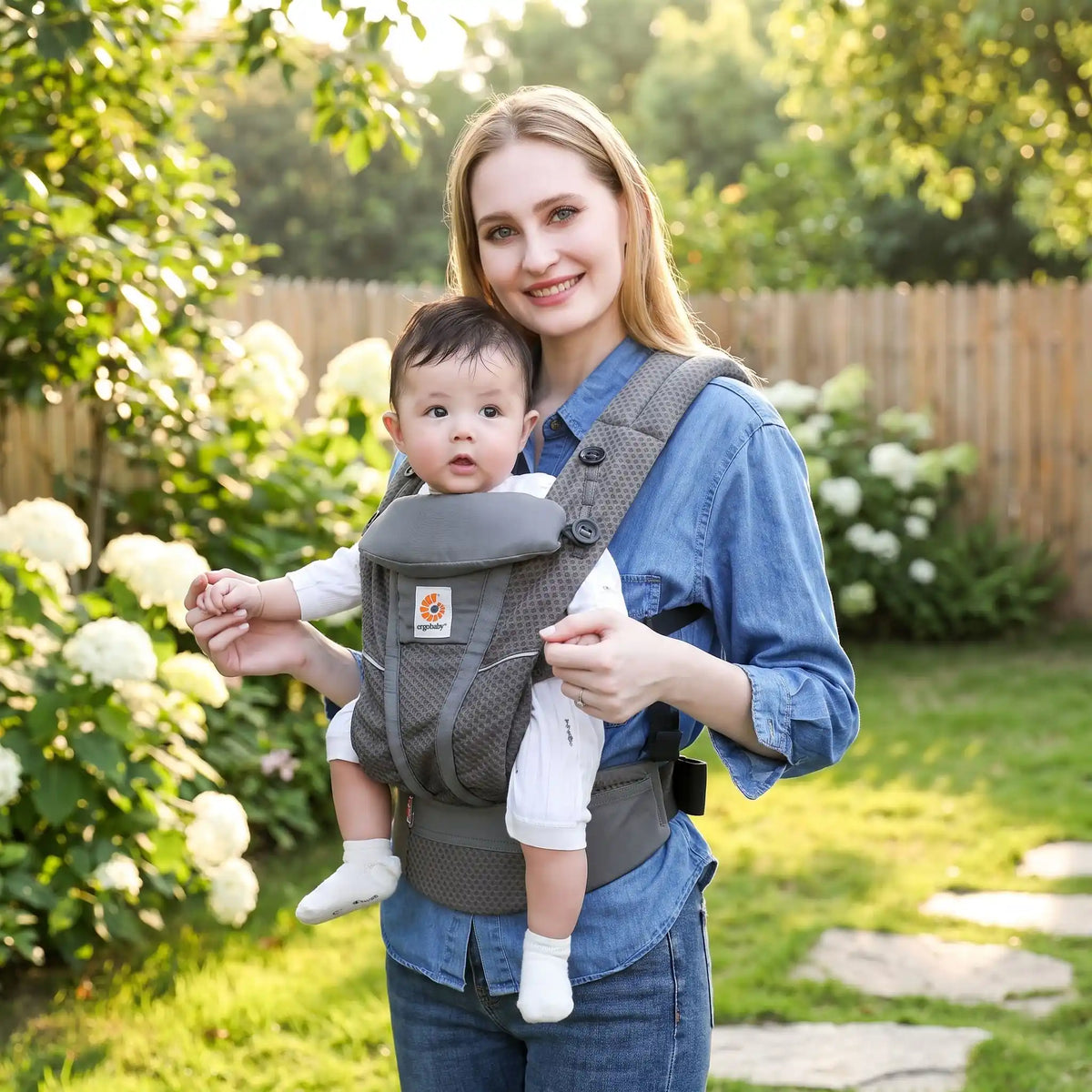 maman bebe jardin avec porte bebe physio