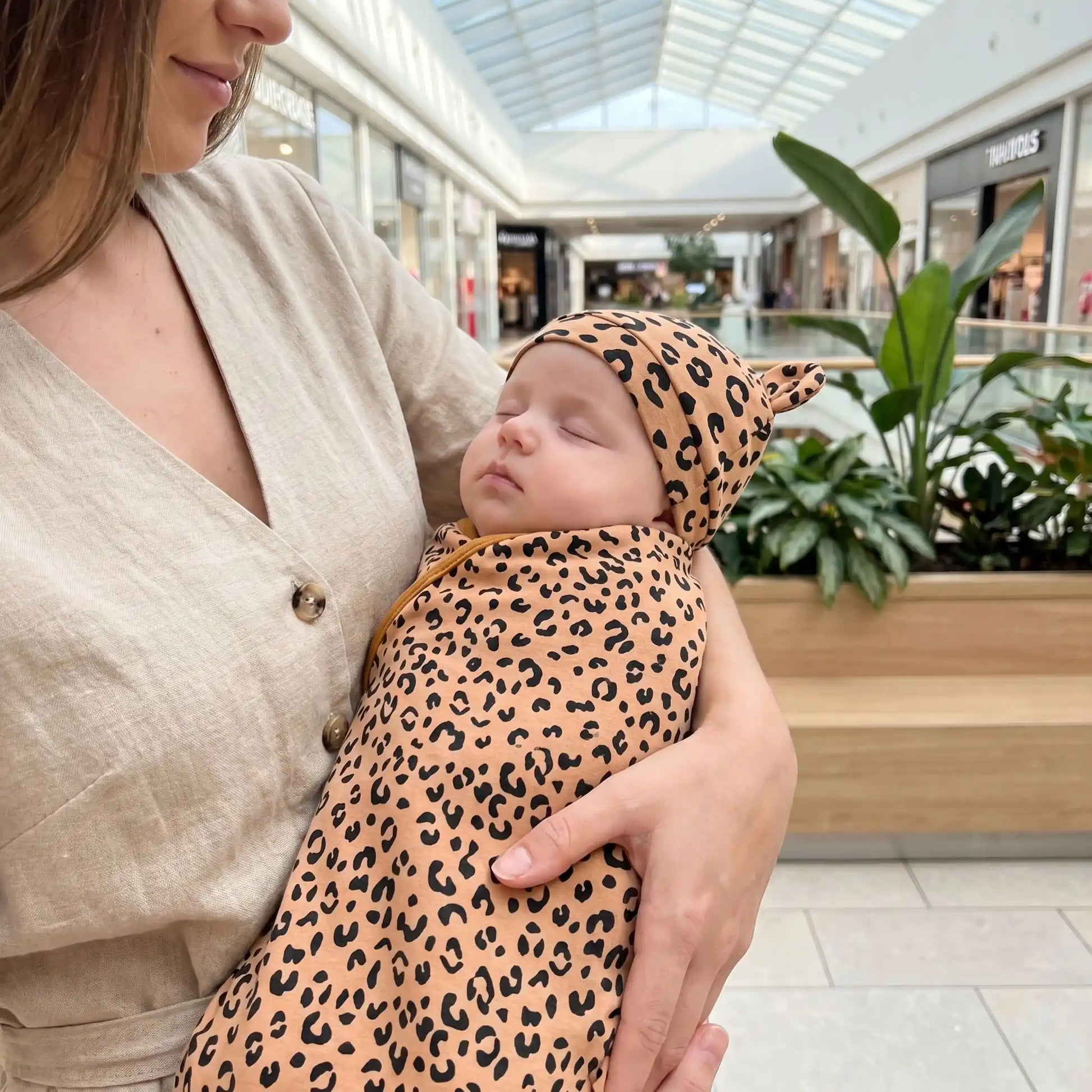 maman centre commercial avec bebe nid d ange cozy