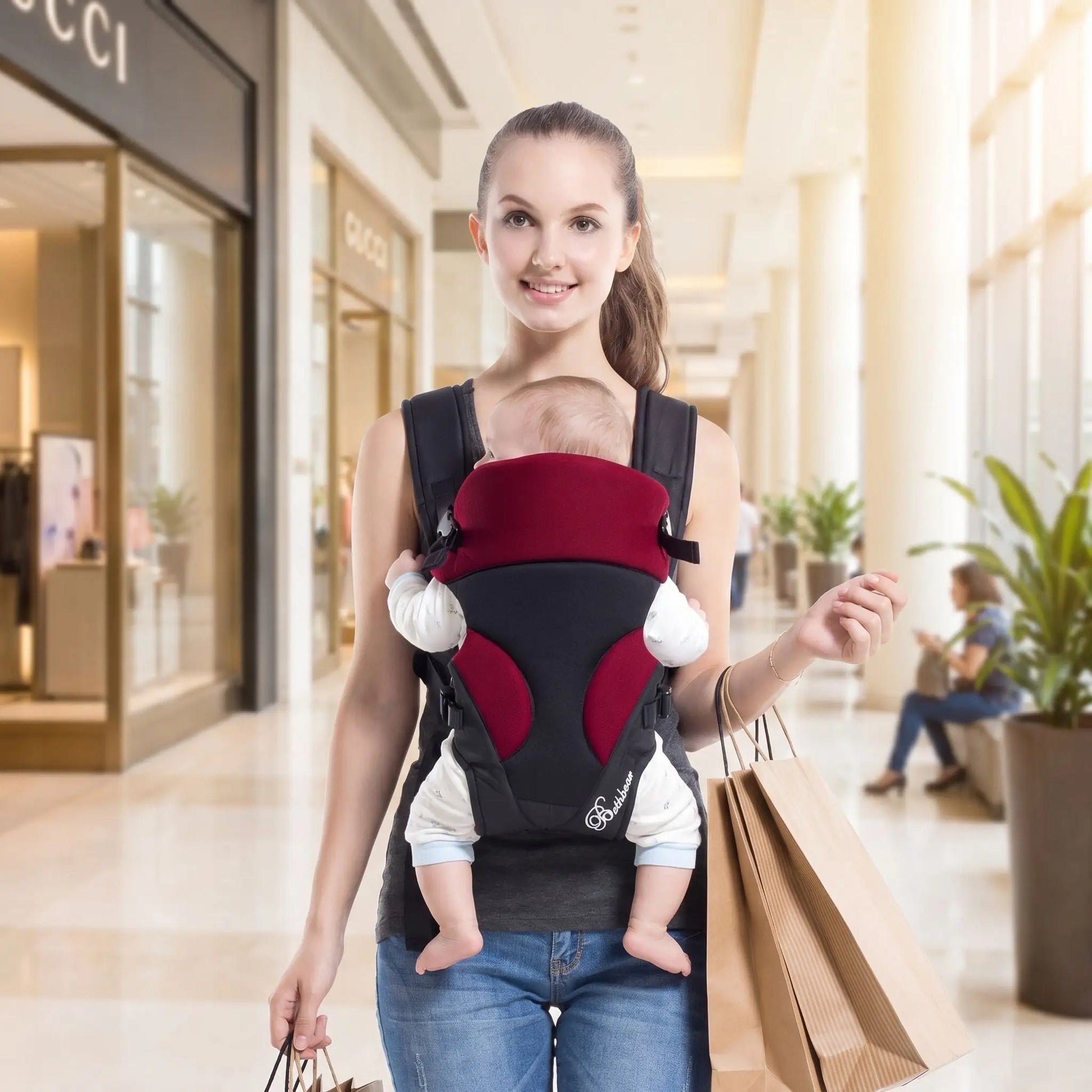 maman centre commercial avec bebe porte bebe dorsal