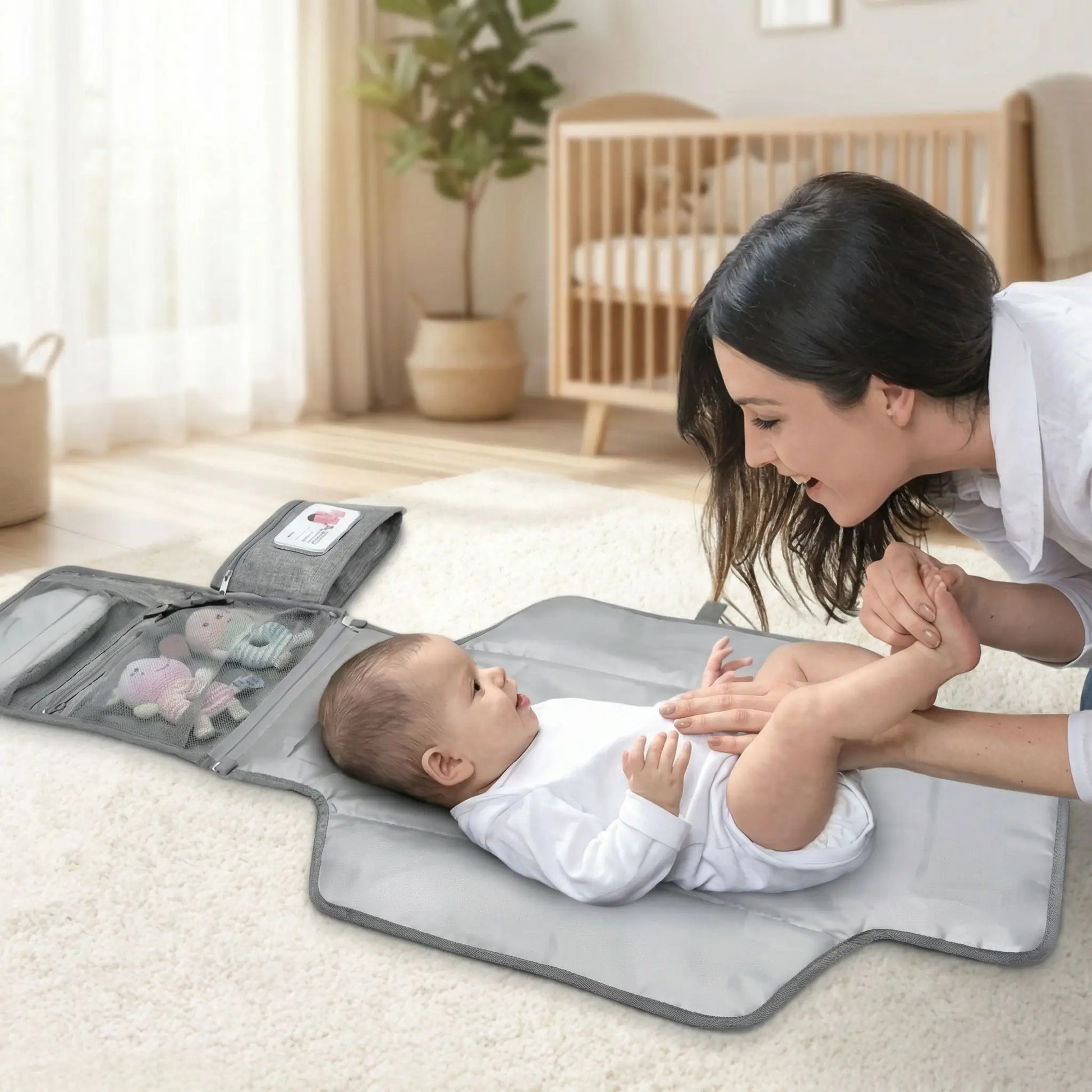 maman change bebe sur tapis a langer impermeable