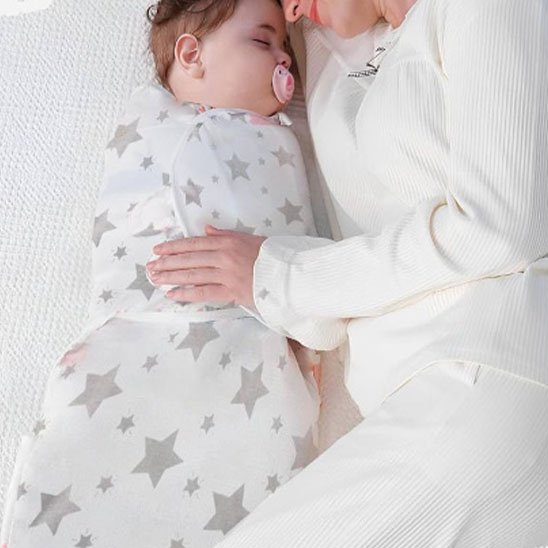 maman coucher avec bebe dans couverture d emmaillotage gris