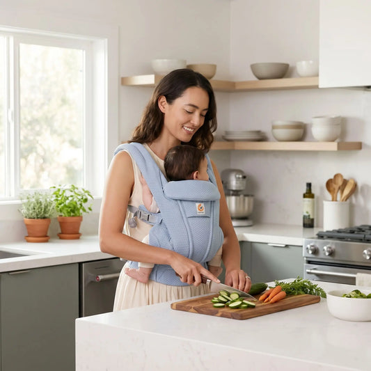 maman cuisine avec bebe porte bebe physio bleu