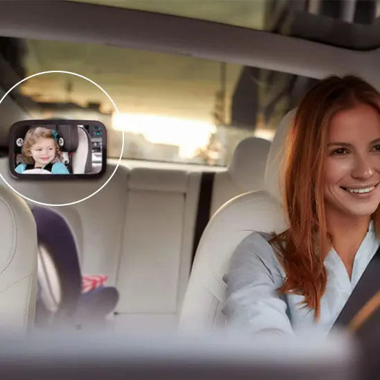 maman dans auto avec miroir voiture bebe