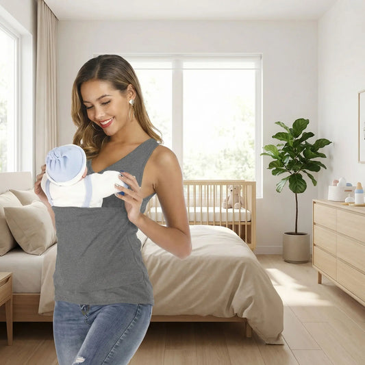 maman dans chambre avec bebe t shirt de portage