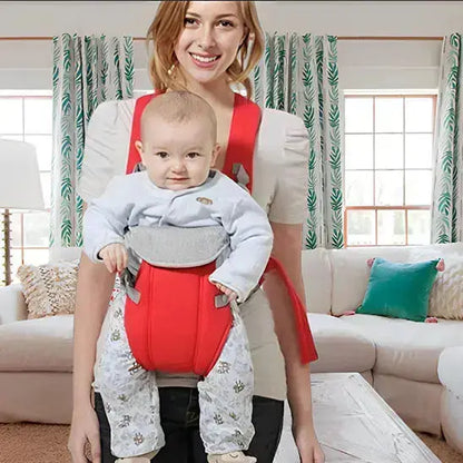 maman debout au salon avec bebe dans porte bebe rouge