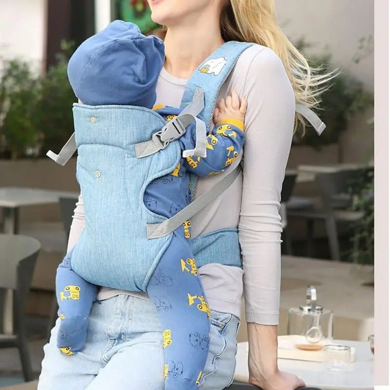 maman debout avec bebe porte bebe 8 mois