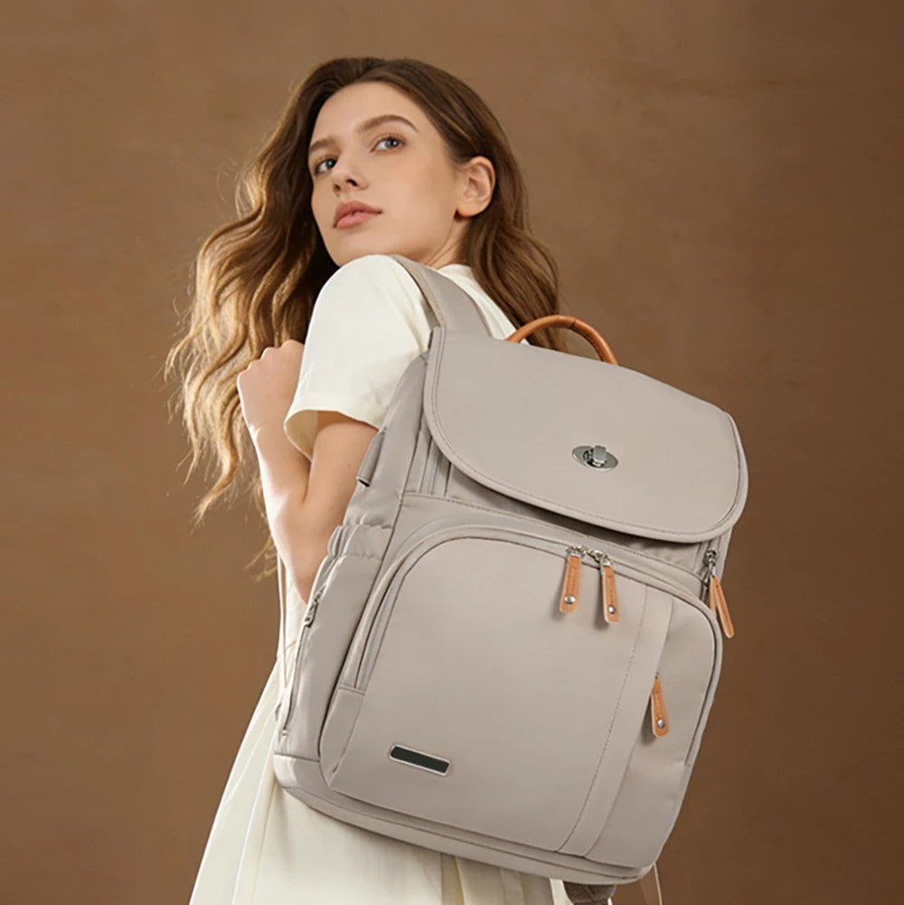 maman debout avec sac a langer luxe beige