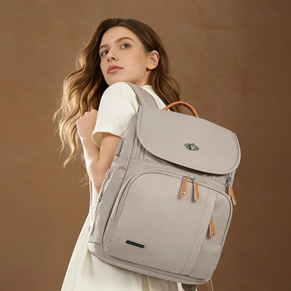 maman debout avec sac a langer luxe beige