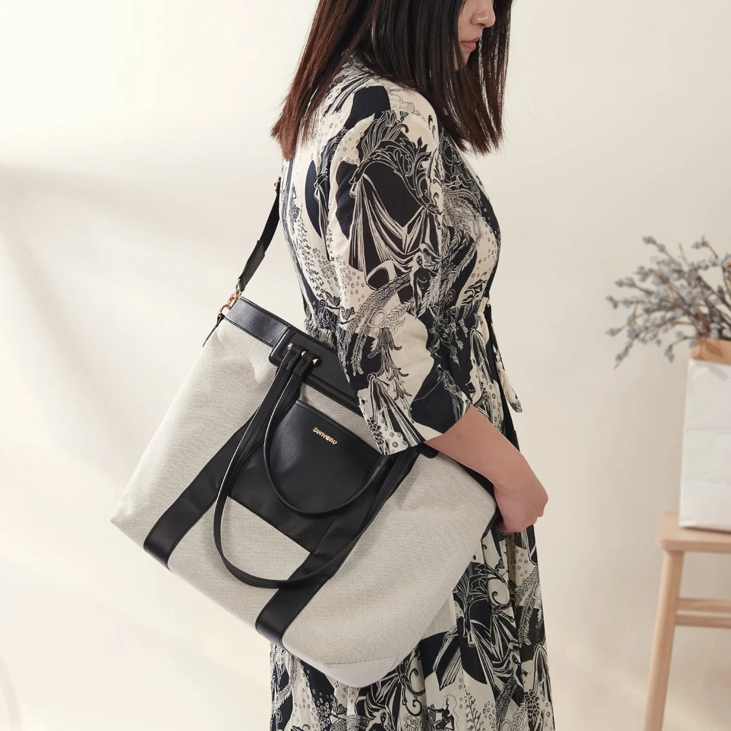 maman debout avec sac a langer luxe noir
