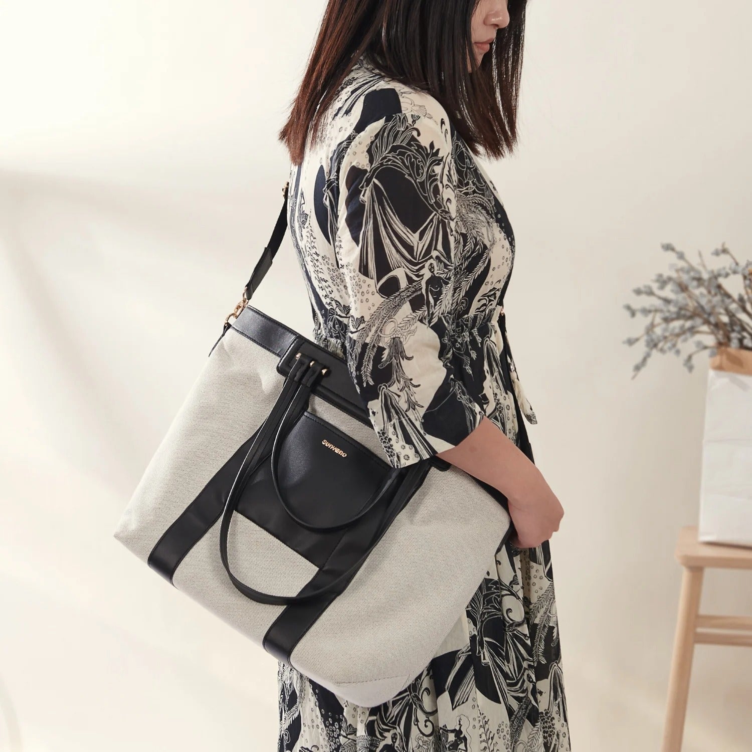maman debout avec sac a langer luxe noir