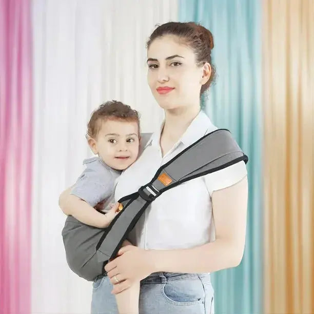 maman debout rideaux avec bebe dans porte bebe 20 kg
