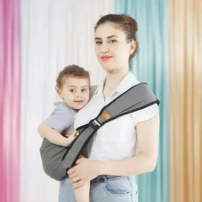maman debout rideaux avec bebe dans porte bebe 20 kg