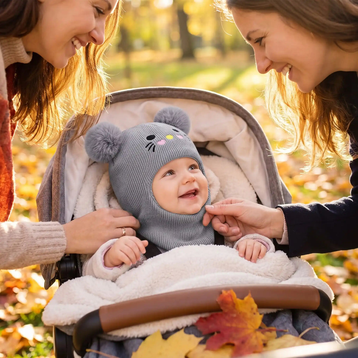 maman dehors parc automne avec bebe cagoule bebe fille