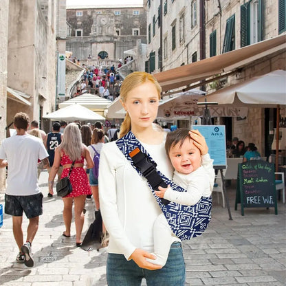 maman en ville avec bebe dans echarpe de portage sling