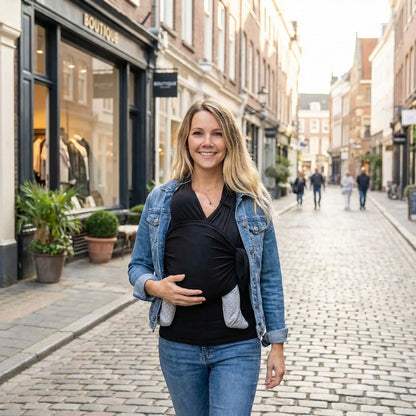 maman en ville avec bebe dans tee shirt porte bebe