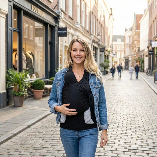 maman en ville avec bebe dans tee shirt porte bebe