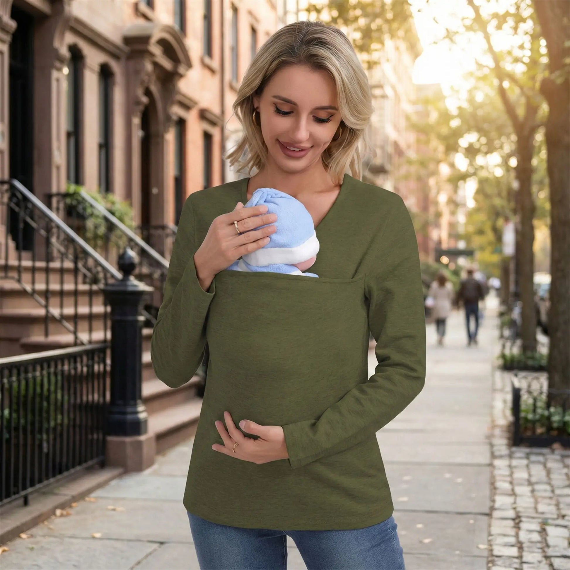 maman en ville avec bebe dans tee shirt porte bebe