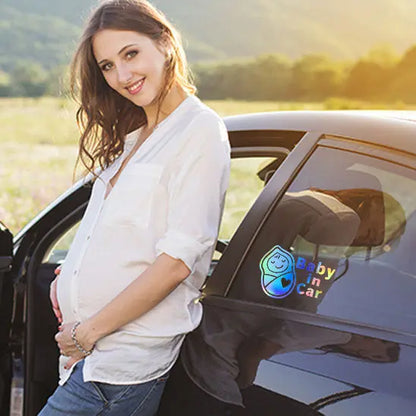 maman enceinte devant auto avec autocollant bebe a bord