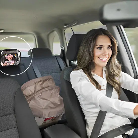 maman et bebe dans la voiture avec miroir voiture bebe
