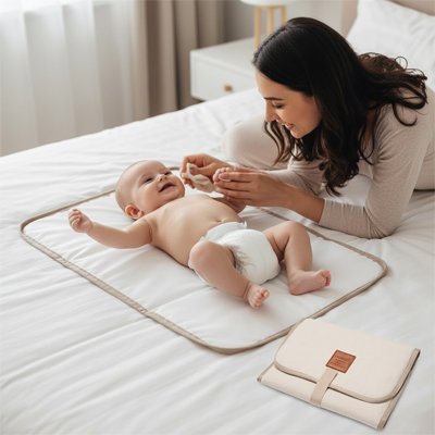 maman joue avec bebe sur tapis a langer impermeable
