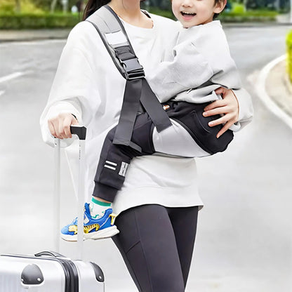 maman marche avec bebe dans echarpe de portage bebe