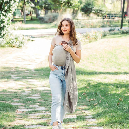 maman marche avec bebe parc echarpe portage sling