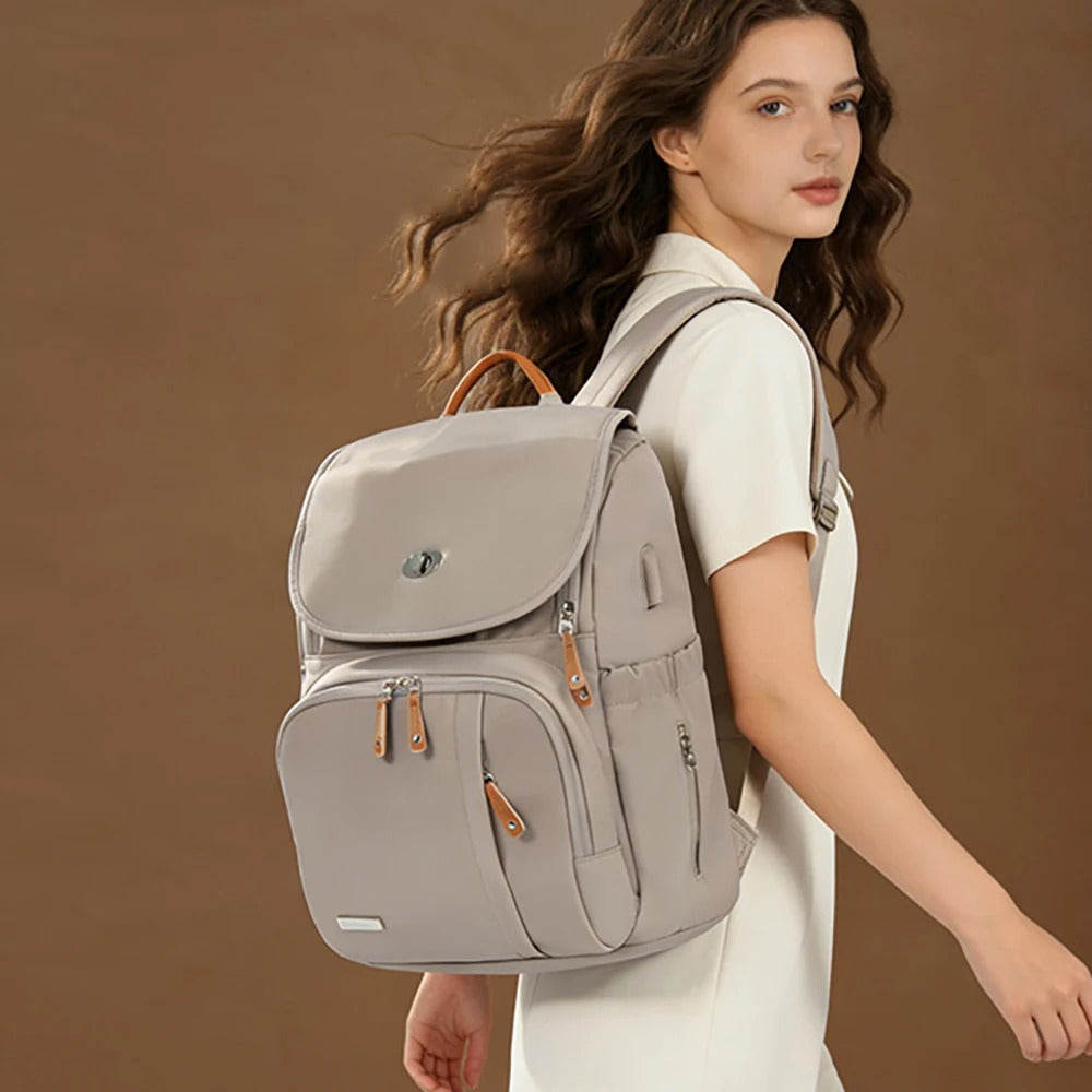 maman marche avec sac a langer luxe