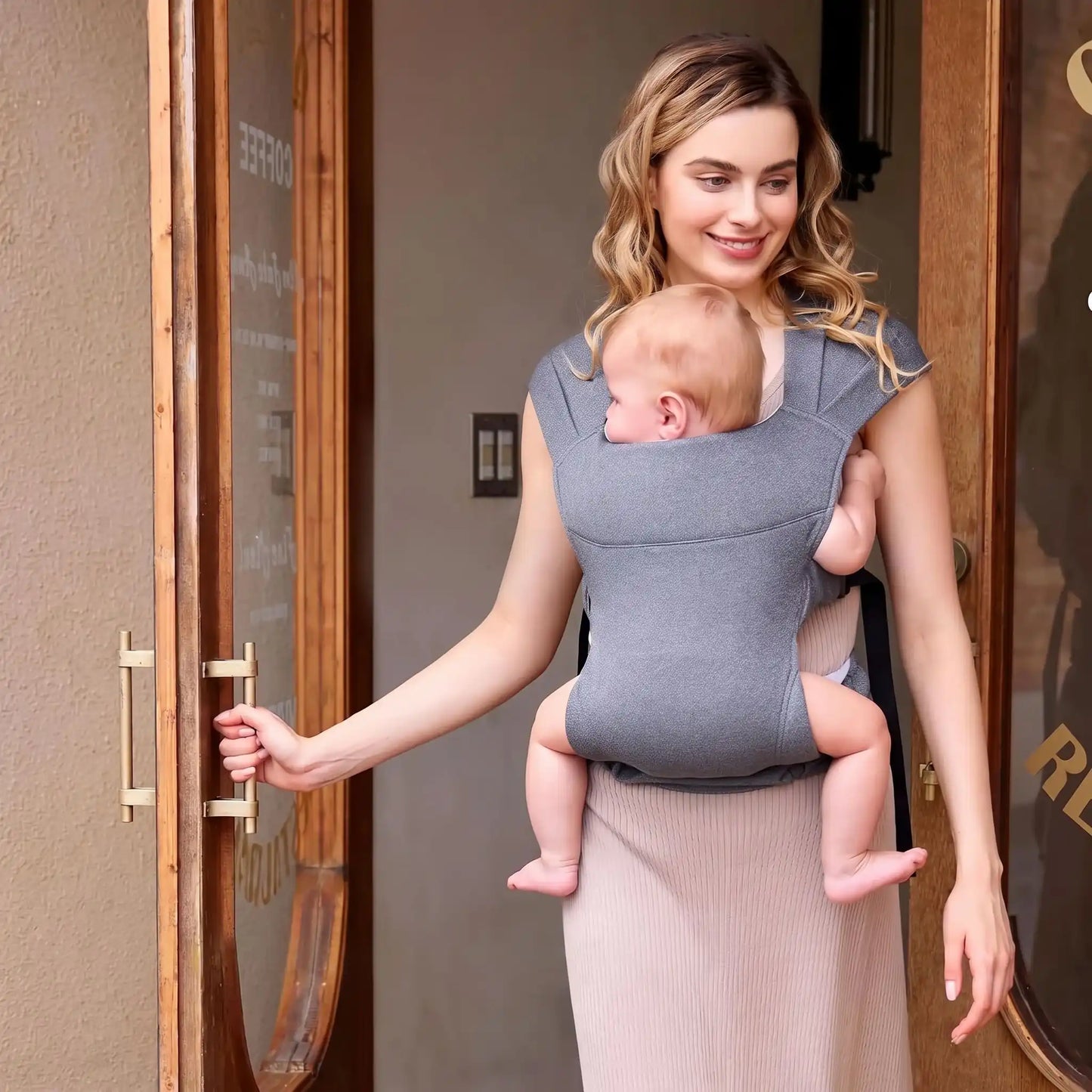 maman ouvre porte avec bebe porte bebe tissu