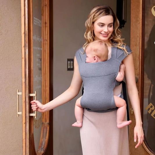 maman ouvre porte avec bebe porte bebe tissu