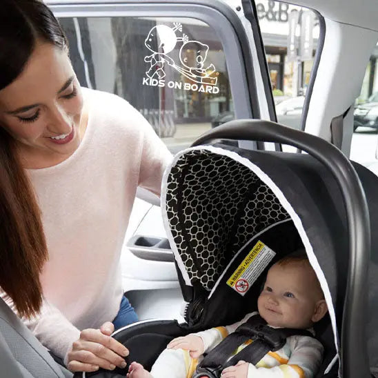 maman ouvre portiere avec sticker bebe a bord sur vitre auto
