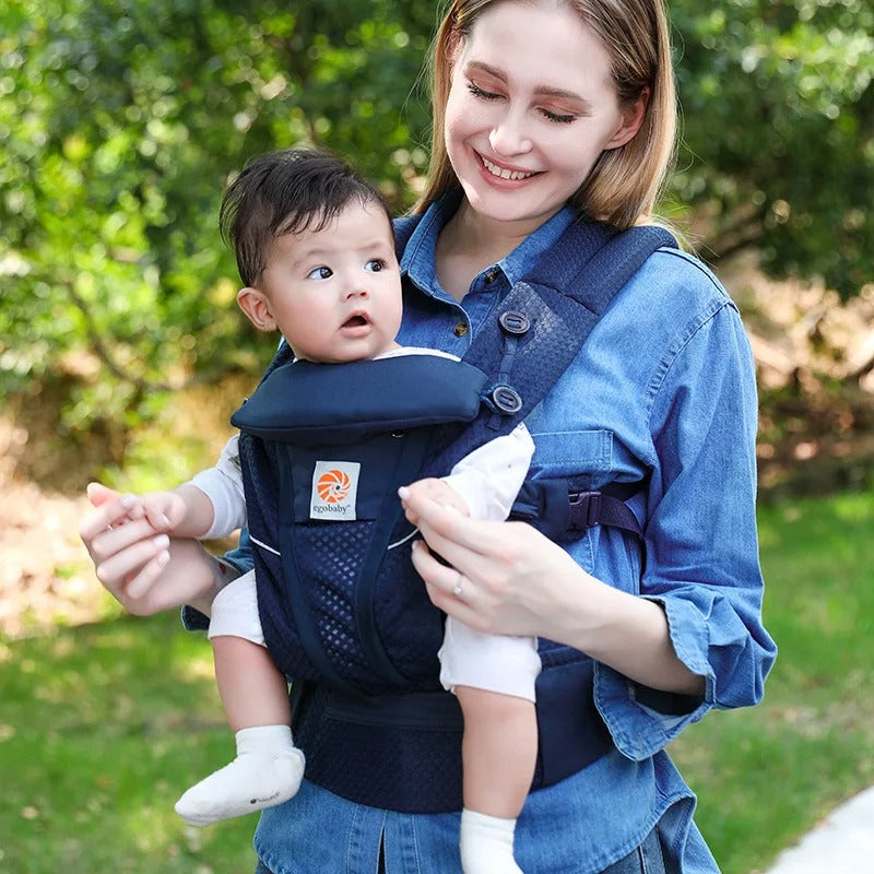 maman parc avec bebe dans porte bebe physio bleu