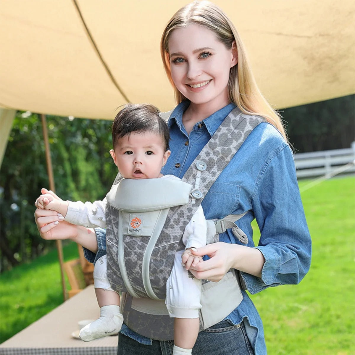 maman parc avec bebe dans porte bebe physio gris