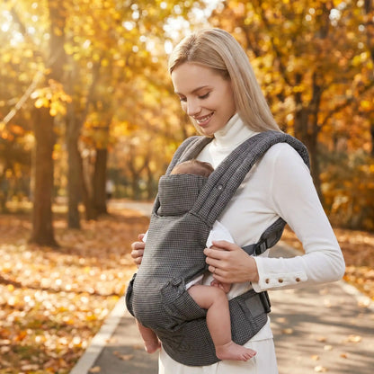 maman-parc-avec-bebe-porte-bebe-physio-gris