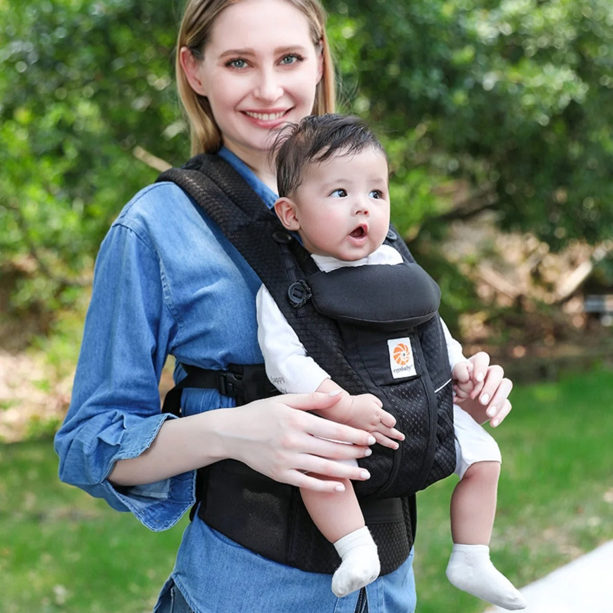 maman parc avec bebe dans porte bebe physio noir