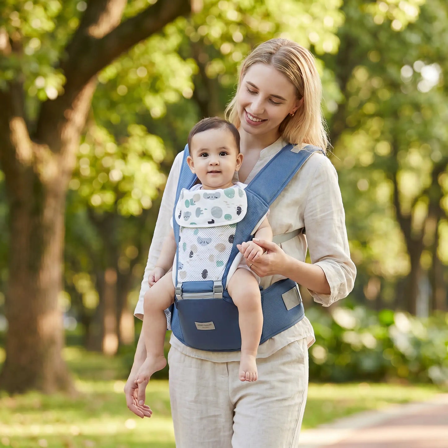 maman parc avec bebe porte bebe physio